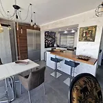 Superbe Contemporaine Vue Dans Avec Piscine Et Tennis Вилла *