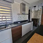 Superbe Contemporaine Vue Dans Avec Piscine Et Tennis *