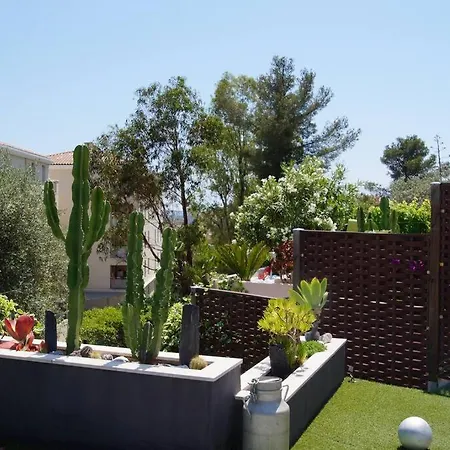 Superbe Contemporaine Vue Dans Avec Piscine Et Tennis * Hyeres