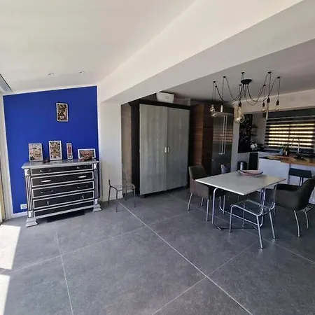 Villa Superbe Contemporaine Vue Dans Avec Piscine Et Tennis *