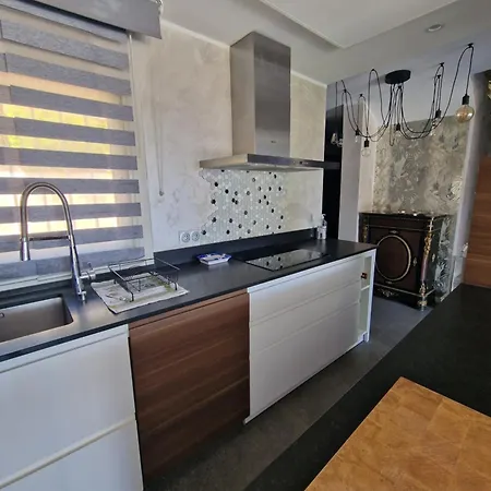 Superbe Contemporaine Vue Dans Avec Piscine Et Tennis *