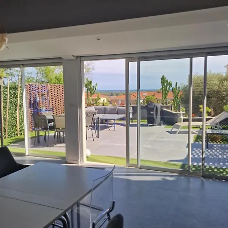Villa Superbe Contemporaine Vue Dans Avec Piscine Et Tennis Hyeres
