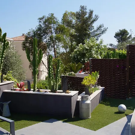 Villa Superbe Contemporaine Vue Dans Avec Piscine Et Tennis